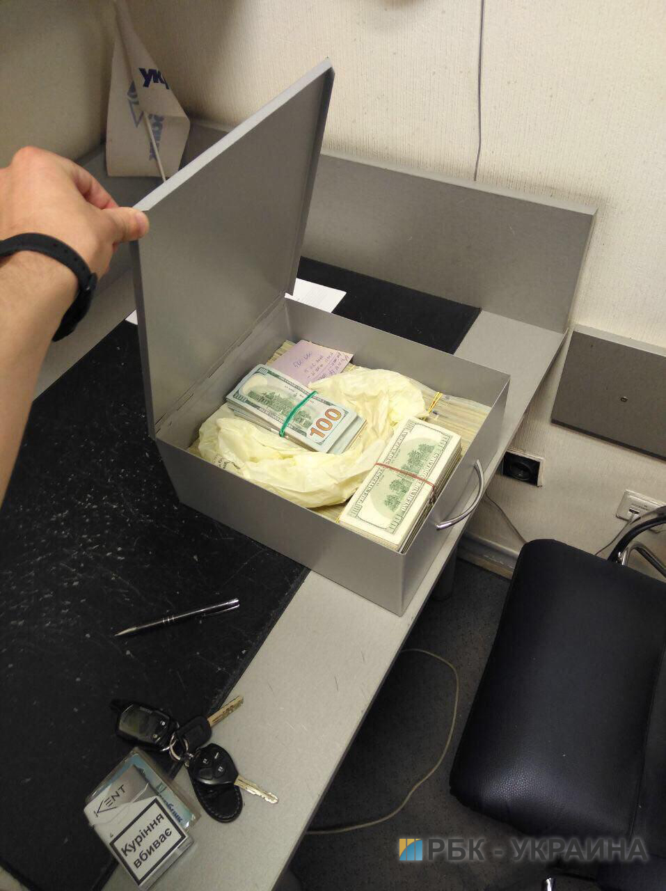 У задержанной вчера на взятке чиновницы ФГВФЛ обнаружили 500 тыс. долларов наличными